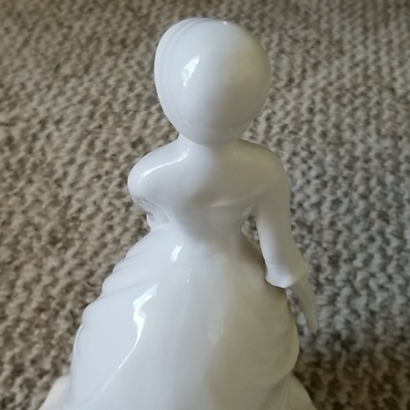 Paris Royal white figuring woman with flowing gown - Picture 4 of 4